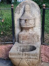 Fontaine antique du Parc de la Liberté.jpg